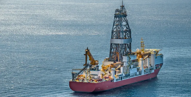 drillship in the ocean 