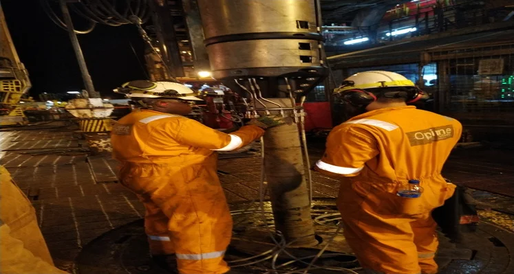 workers installing oil and gas equipment 