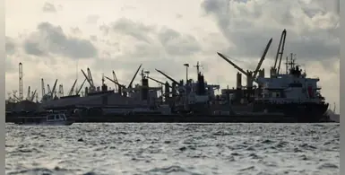 Image-of-Cranes-at-an-oil-rig