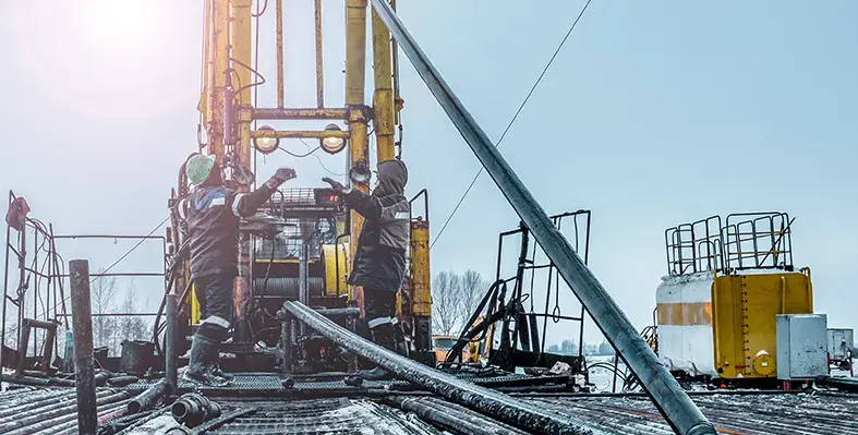 Image_of_workers_tackling_rig 