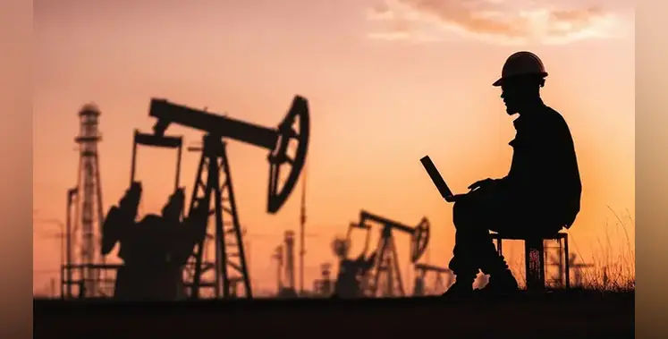 Oil-well-desert-engineer-silhouette
