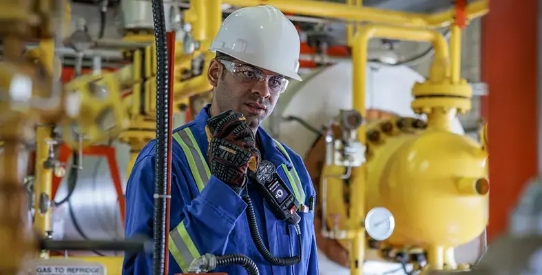 Oil_worker_wearing_G8_gas_detector