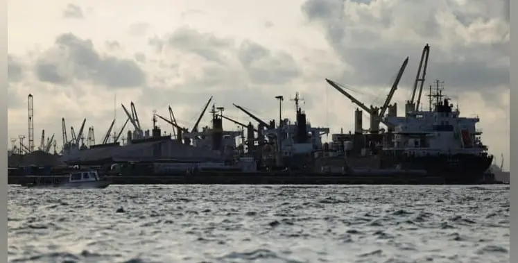 Image-of-Cranes-at-an-oil-rig